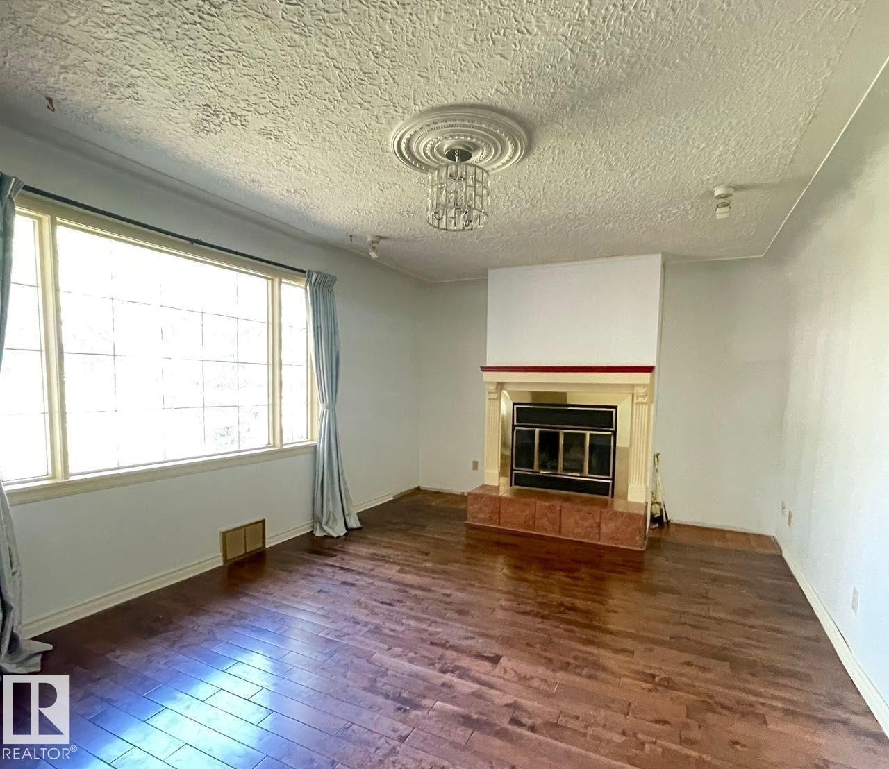 11643 76 AV NW