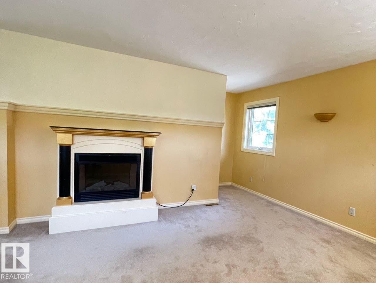 11643 76 AV NW