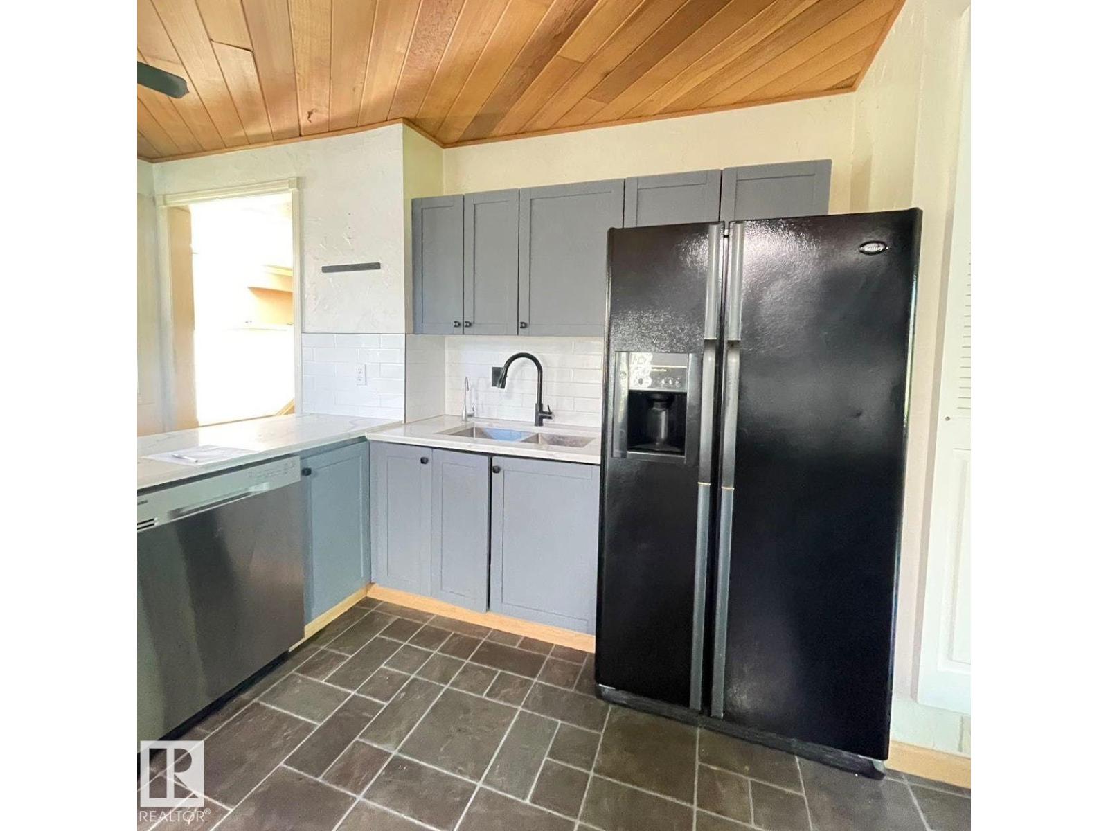11643 76 AV NW