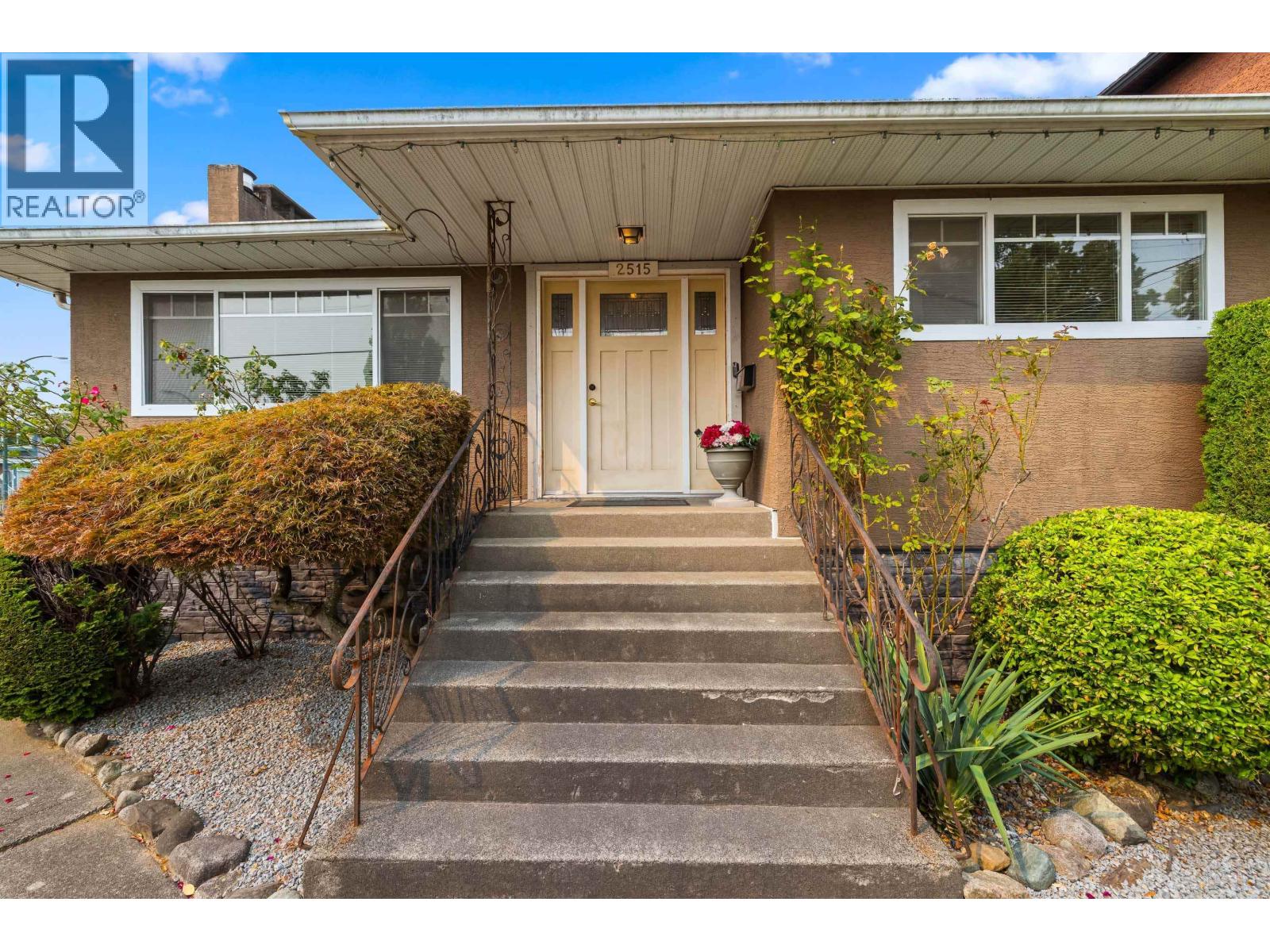 2515 E 45th Avenue, Vancouver, British Columbia V5R 3B9 - Photo 2 - R3154637