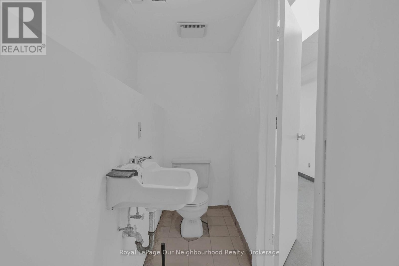 Lower Level - 1224 King Street W, Toronto, Ontario  M6K 1G4 - Photo 11 - W13837348