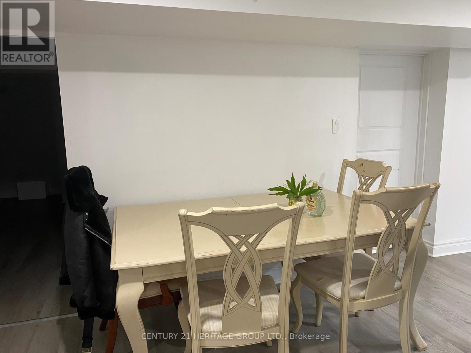 28 Shirley Crescent, Toronto (Scarborough Village), Ontario  M1M 1L1 - Photo 2 - E13837412
