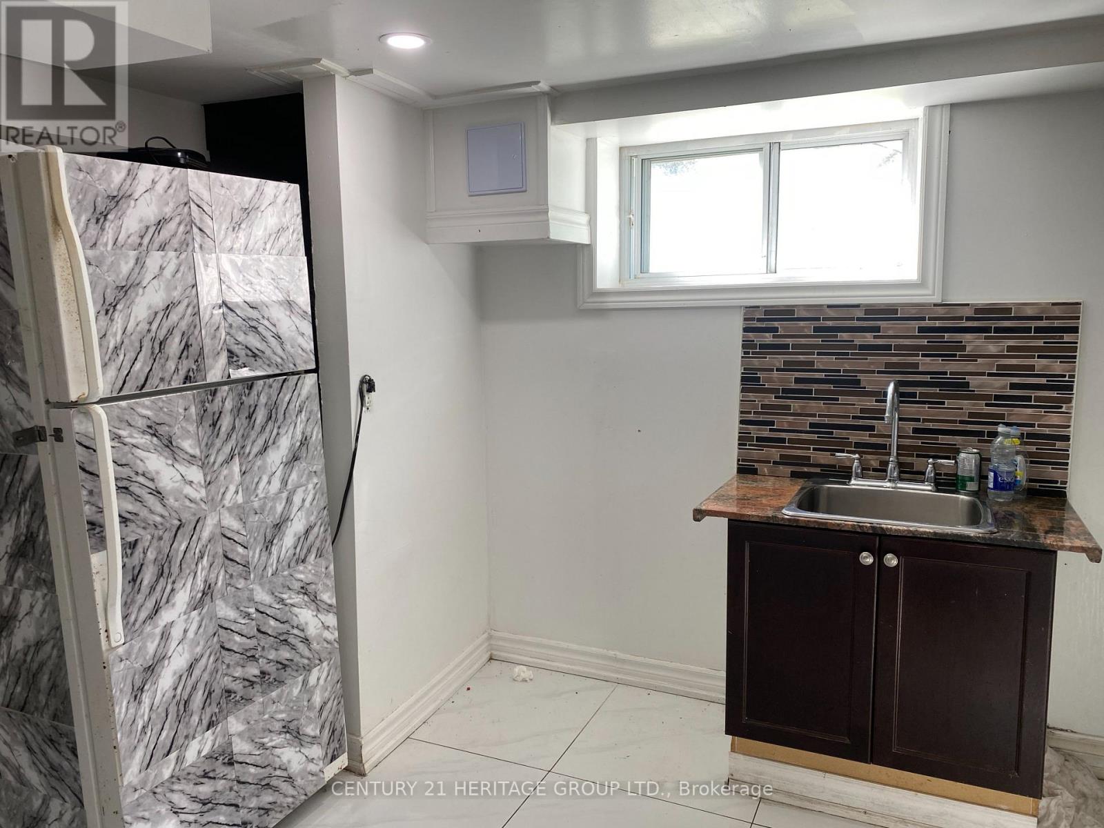 28 Shirley Crescent, Toronto (Scarborough Village), Ontario  M1M 1L1 - Photo 6 - E13837412