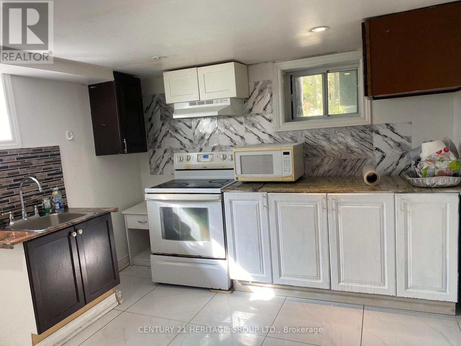 28 Shirley Crescent, Toronto (Scarborough Village), Ontario  M1M 1L1 - Photo 7 - E13837412
