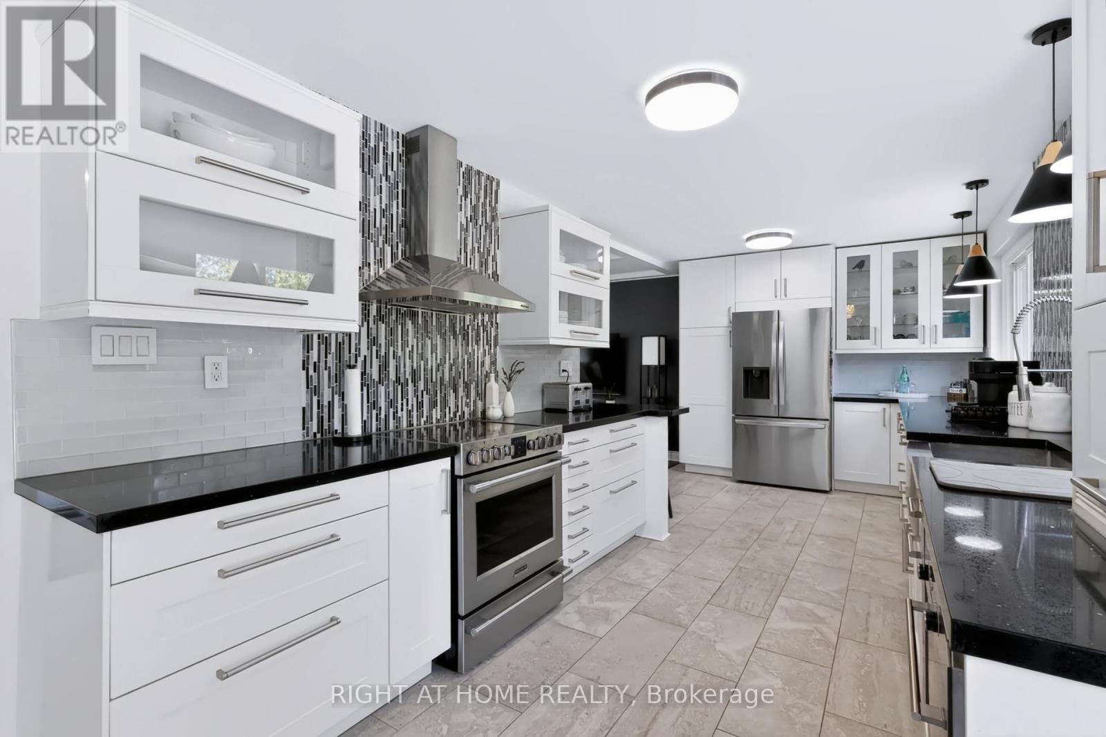 493 Forestwood Crescent, Burlington, Ontario  L7L 4K2 - Photo 7 - W13837432