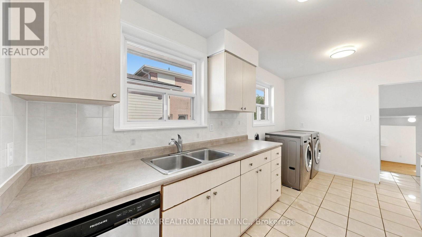 23 Lesgay Crescent, Toronto, Ontario  M2J 2H9 - Photo 11 - C13837480