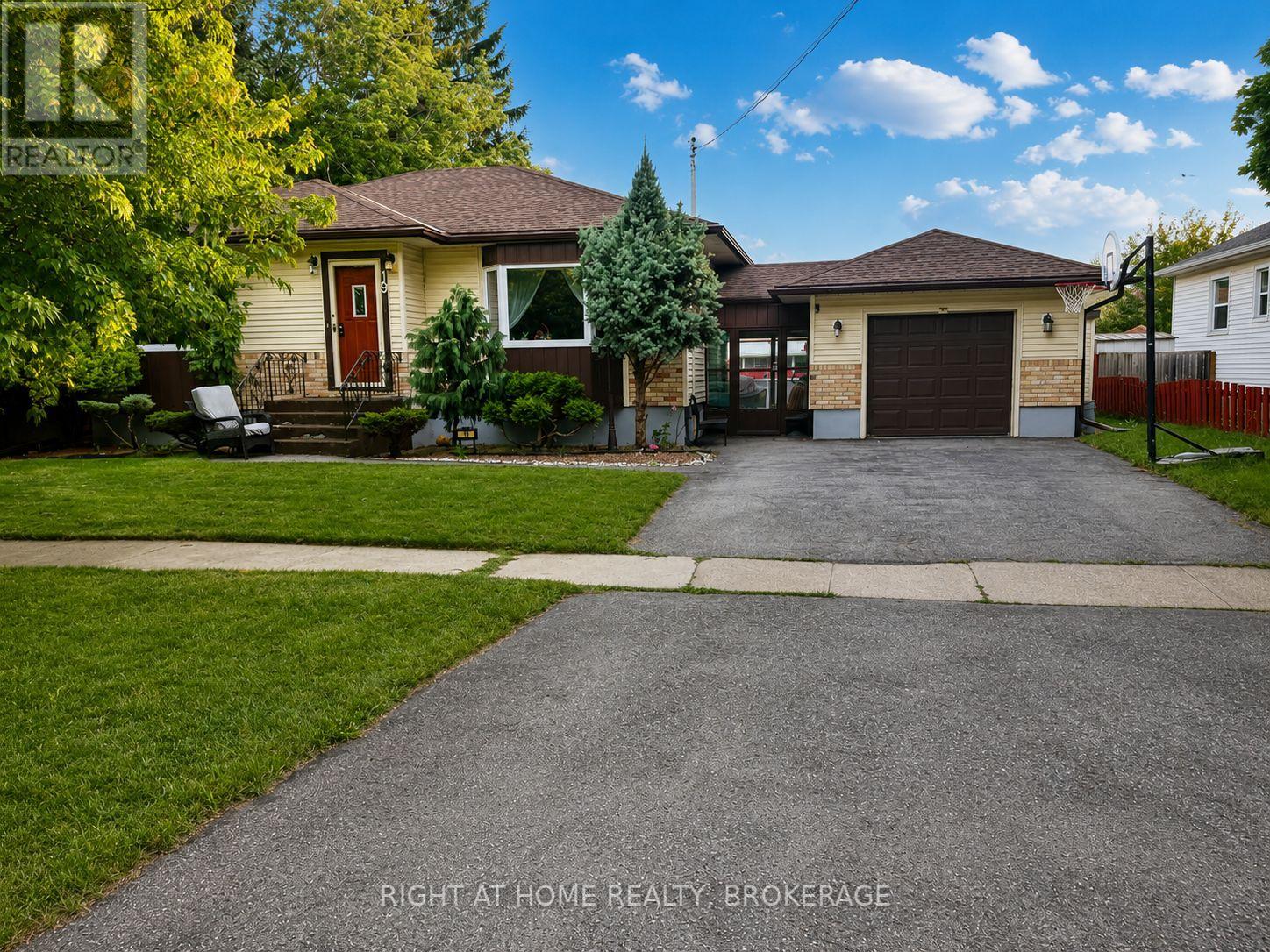19 WHITE STREET, st. catharines (vine/linwell), Ontario