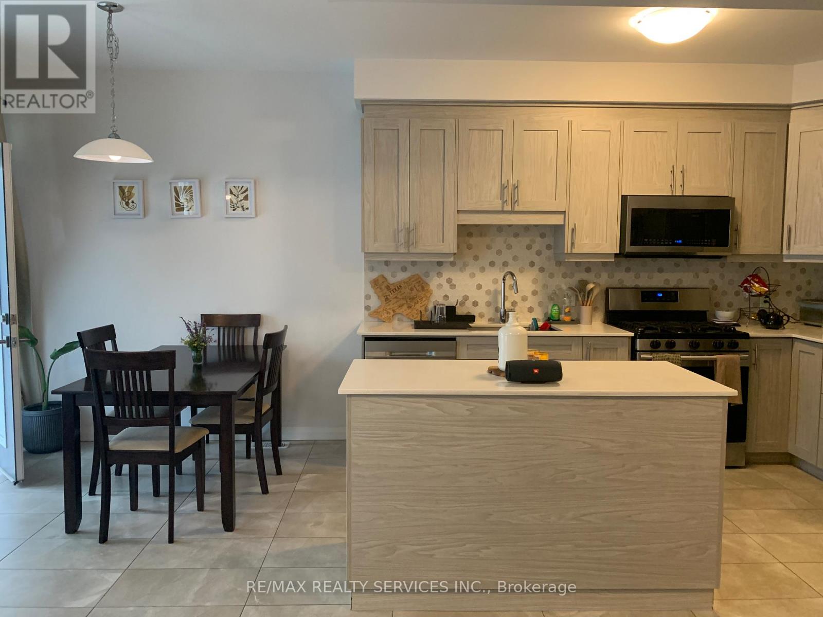 6 Shay Lane, Hamilton (Meadowlands), Ontario  L9G 3K9 - Photo 4 - X13837570