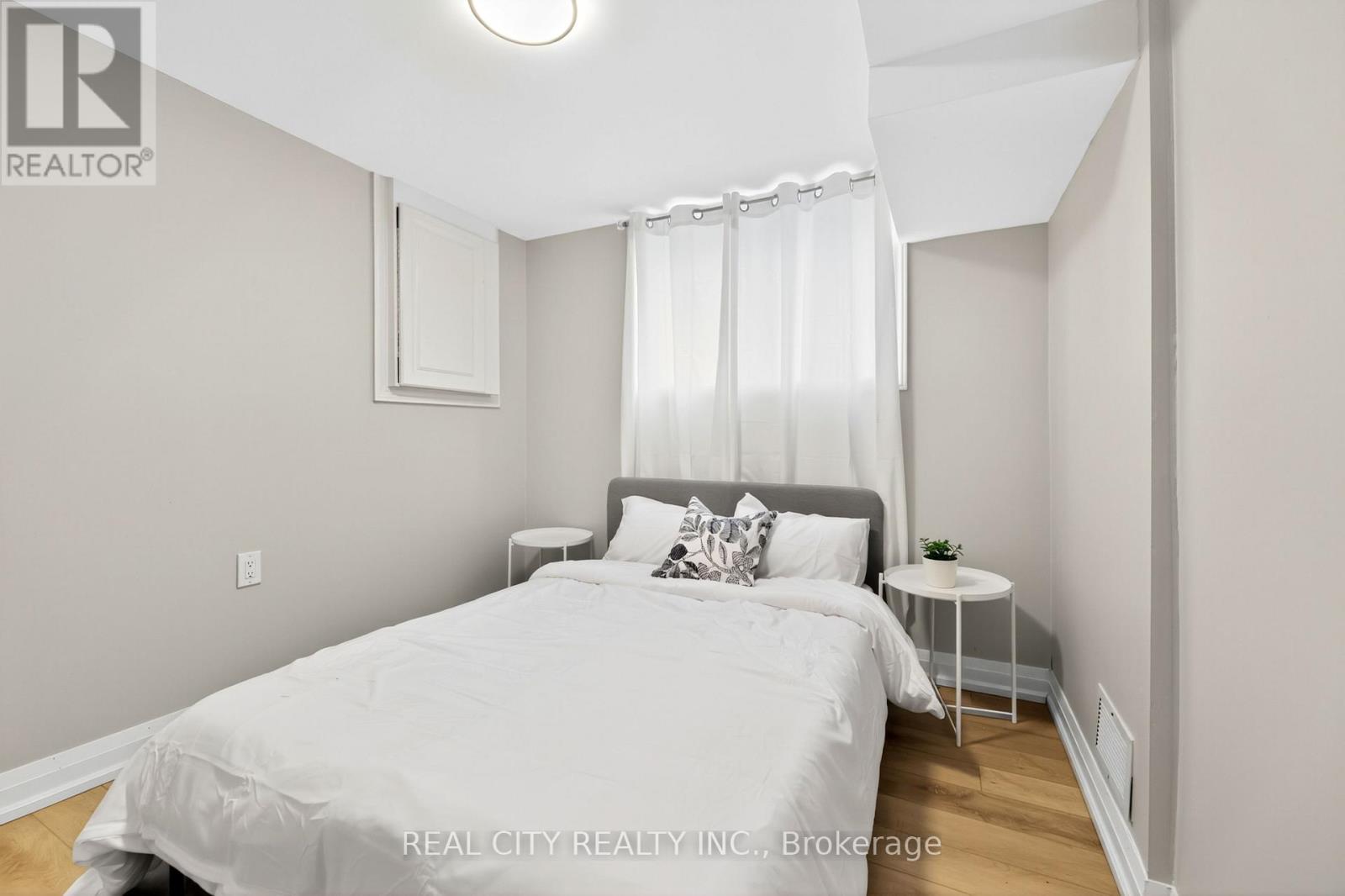 Basement Unit - 3385 Morningstar Drive, Mississauga, Ontario  L4T 1X6 - Photo 8 - W13837634