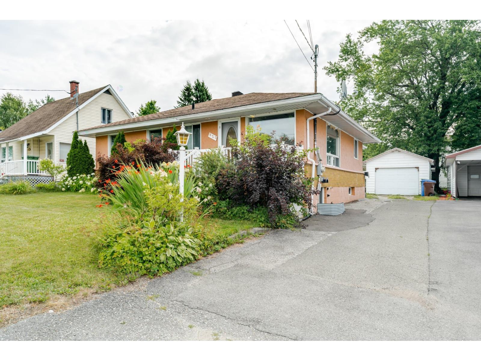 820 9e Avenue Thetford Mines Quebec Canada G6G2C4