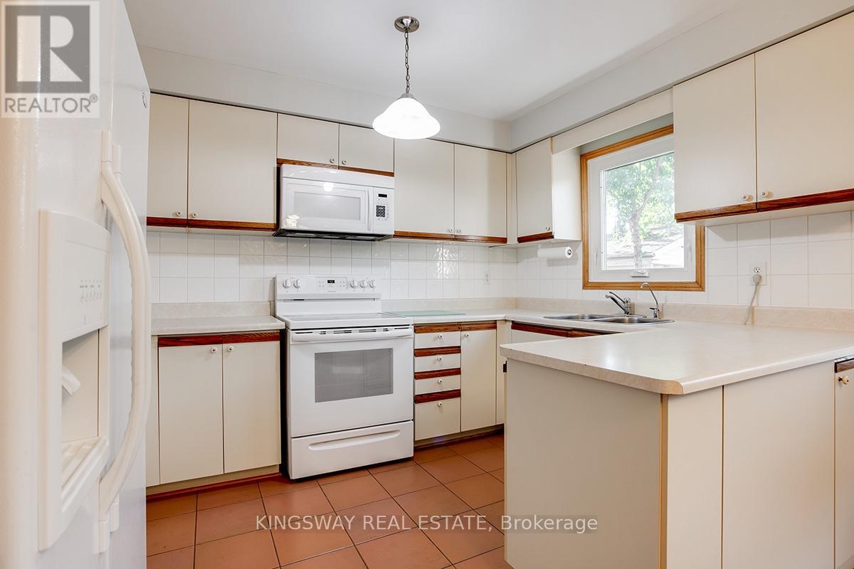407 Glenashton Drive, Oakville, Ontario  L6H 4V7 - Photo 17 - W13837682
