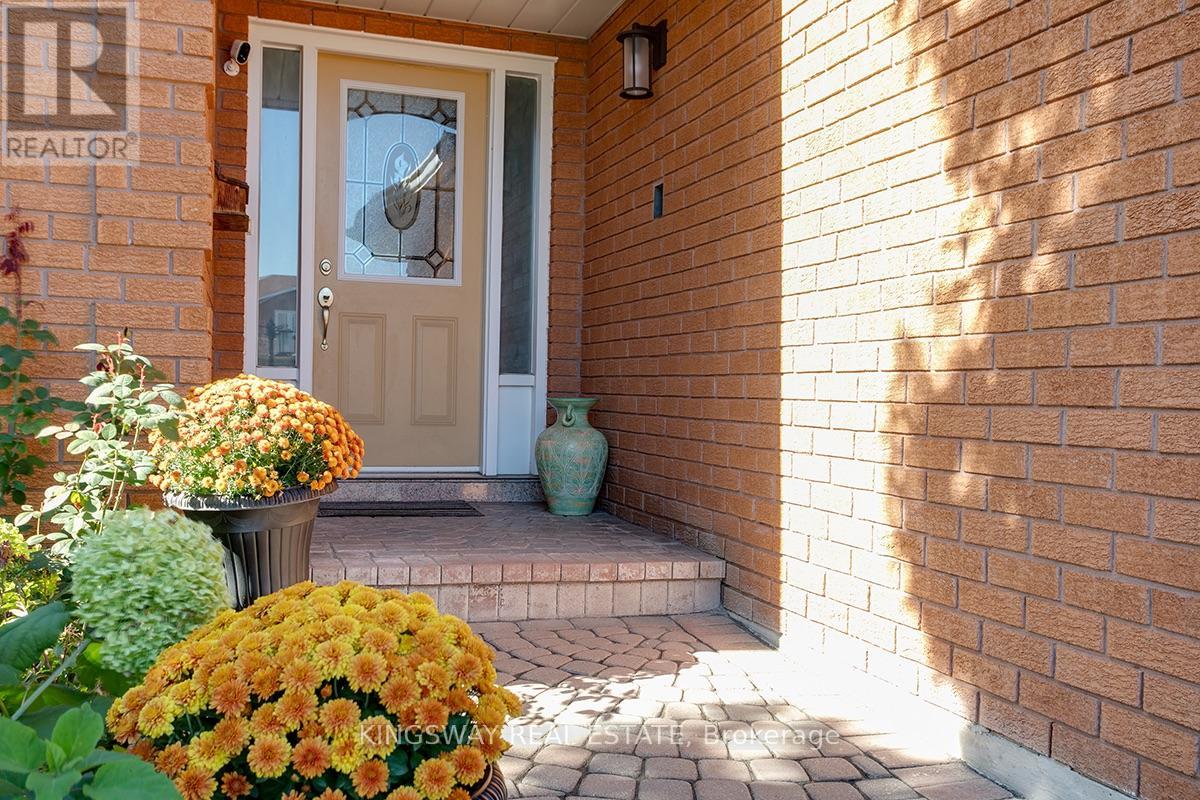 407 Glenashton Drive, Oakville, Ontario  L6H 4V7 - Photo 4 - W13837682