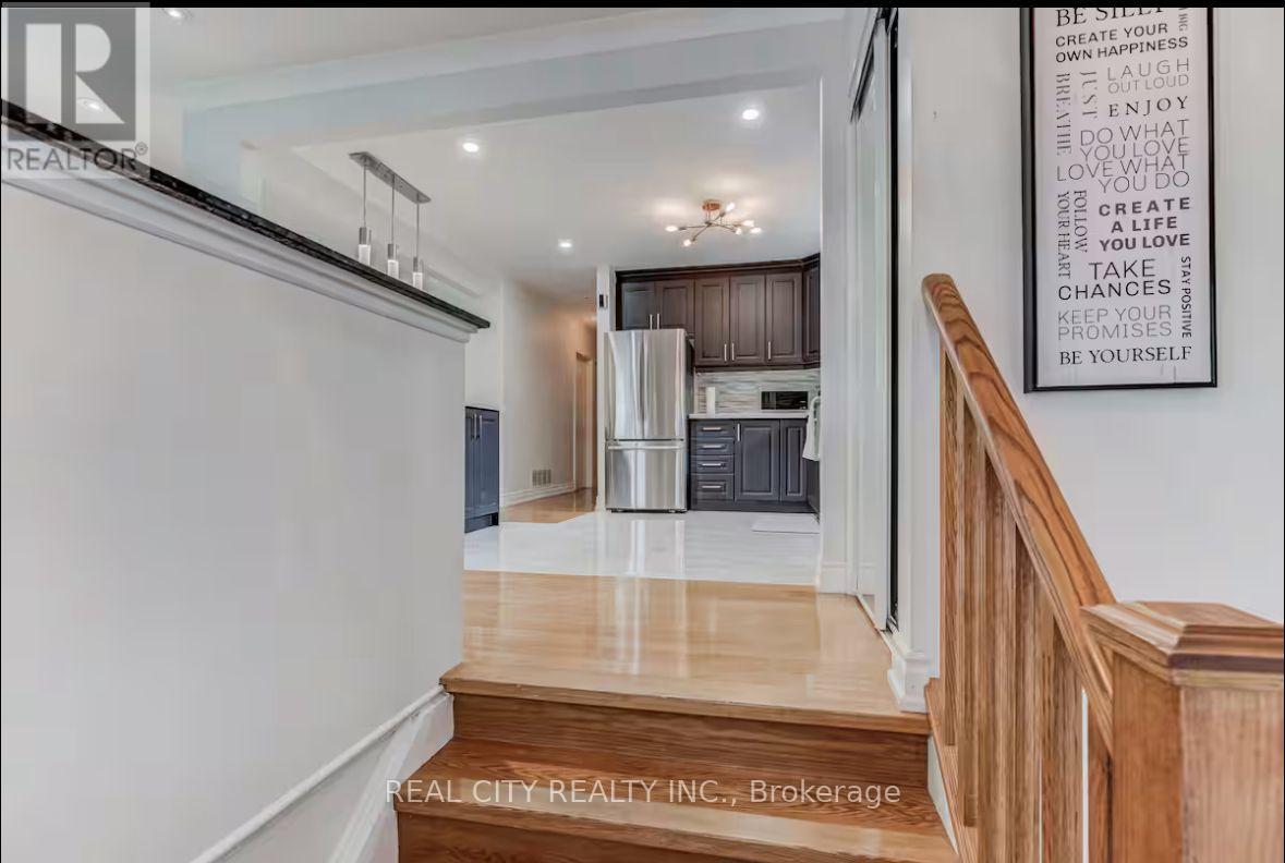 Main - 96 Wyndcliff Crescent, Toronto, Ontario  M4A 2K2 - Photo 11 - C13837730