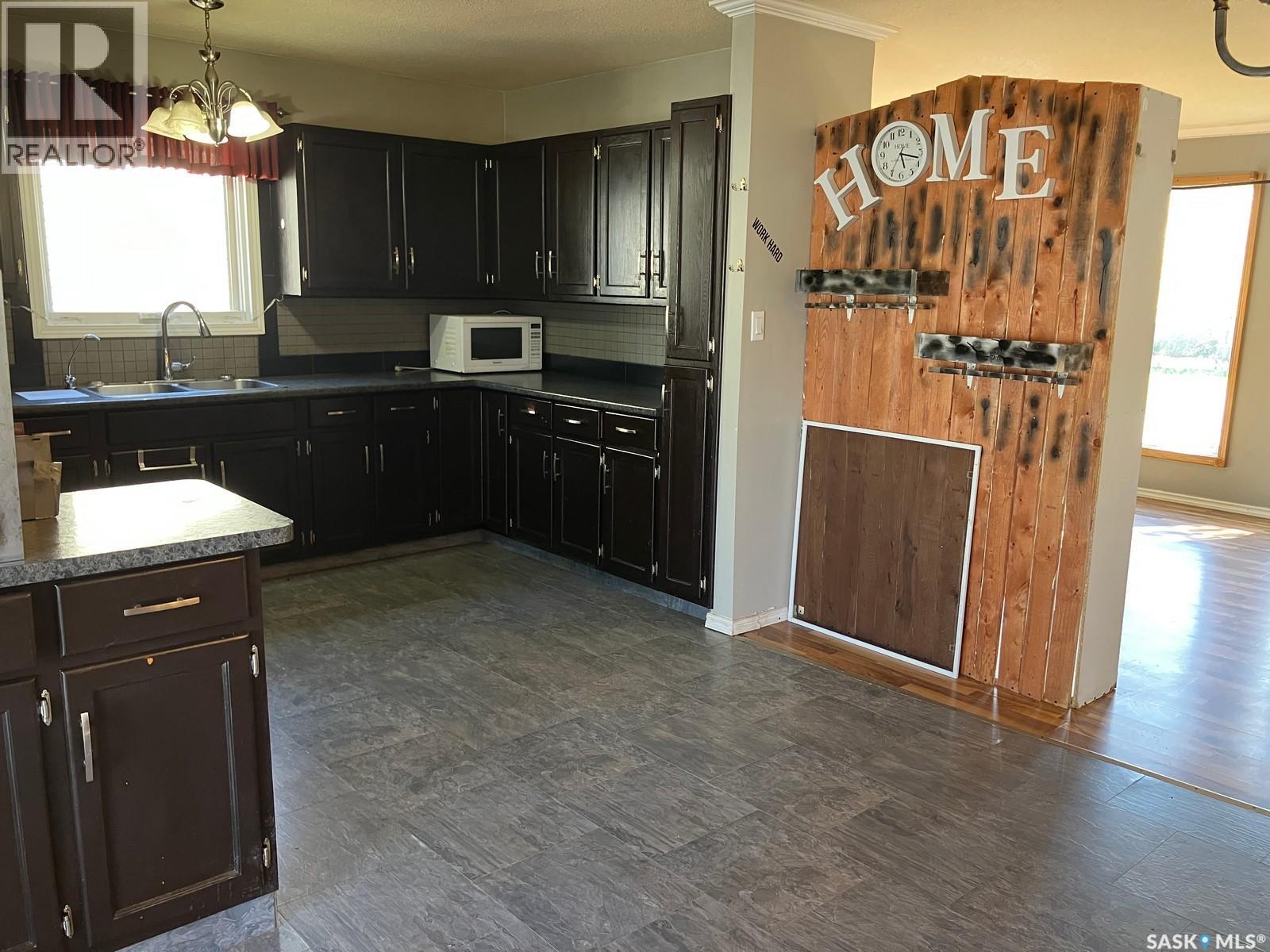 617 8th Avenue W, Nipawin, Saskatchewan  S0E 1E0 - Photo 9 - SK048707