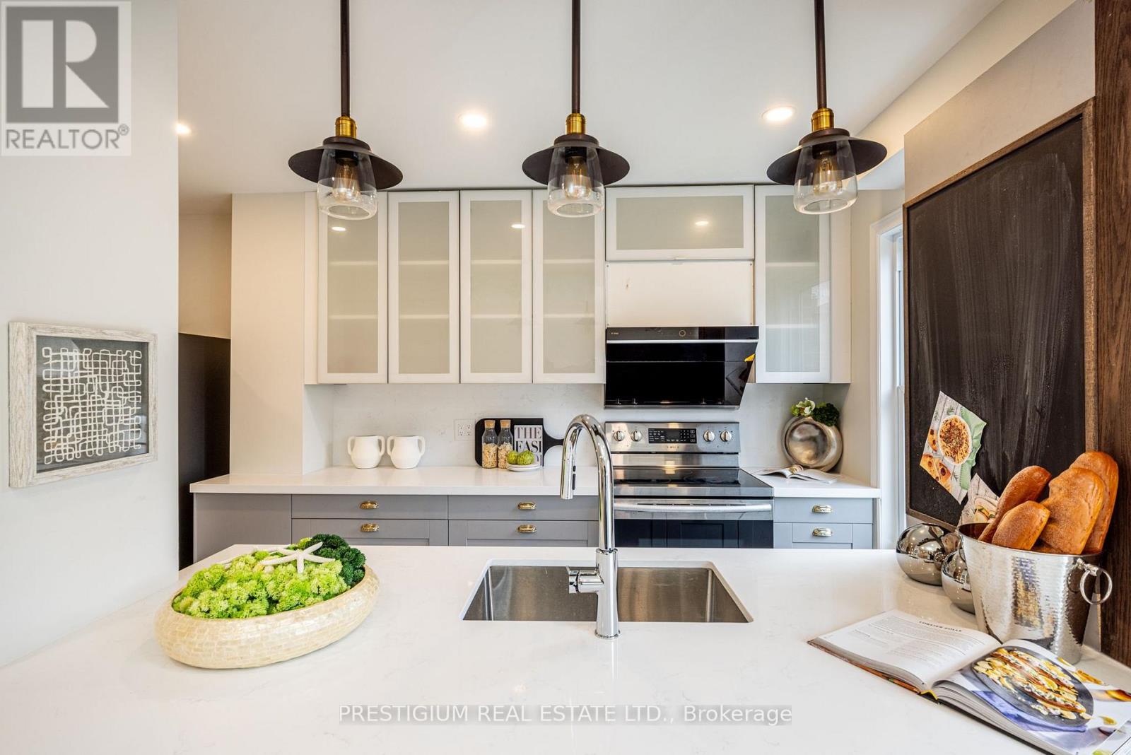 4094 Teakwood Drive, Mississauga, Ontario  L5C 3L6 - Photo 8 - W13837846
