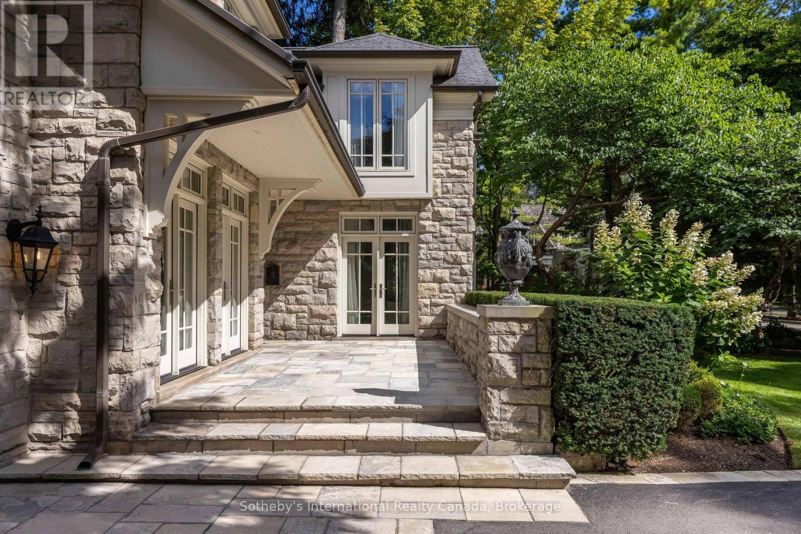 1073 Lakeshore Road E, Oakville, Ontario  L6J 1K9 - Photo 4 - W13837952