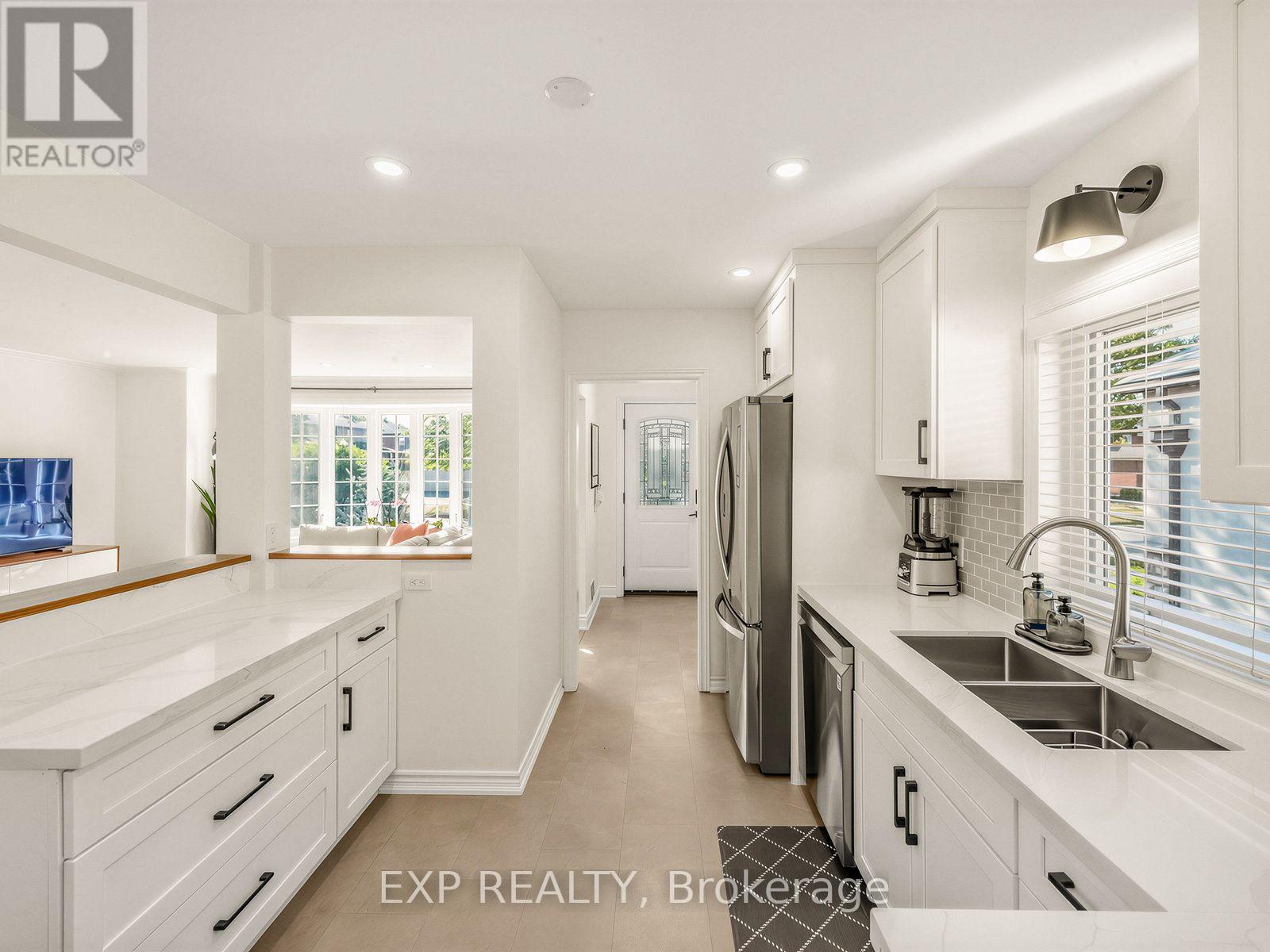 10 Yarn Road, Toronto, Ontario  M9B 1H5 - Photo 11 - W13837898