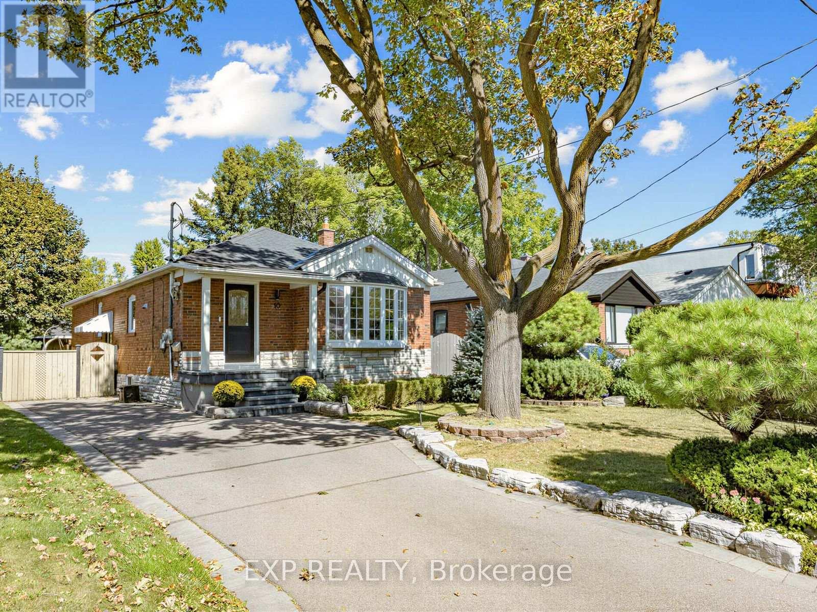 10 Yarn Road, Toronto, Ontario  M9B 1H5 - Photo 2 - W13837898