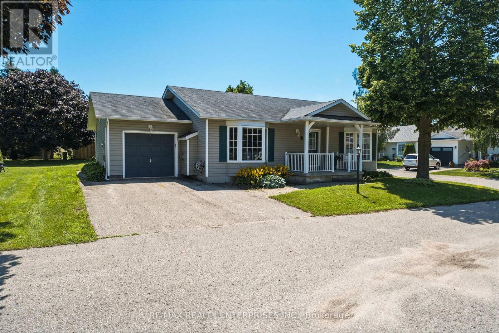 1 HURON COURT Clarington (Newcastle) Ontario Canada L1B1A2 2