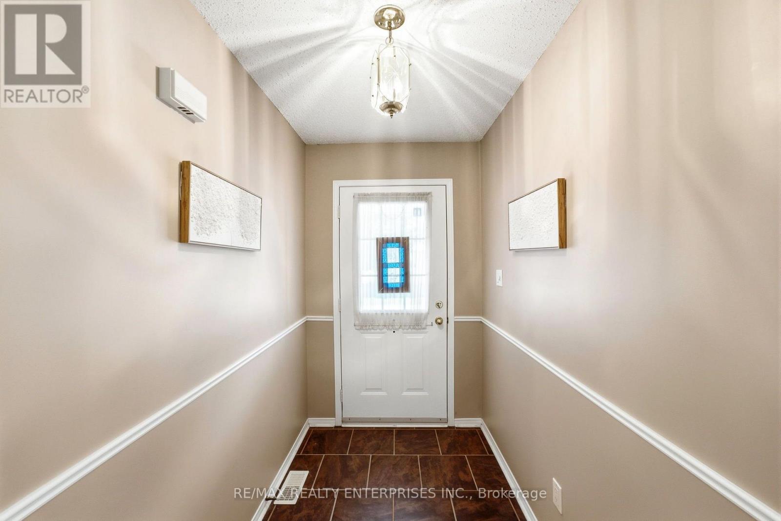 1 HURON COURT Clarington (Newcastle) Ontario Canada L1B1A2 4