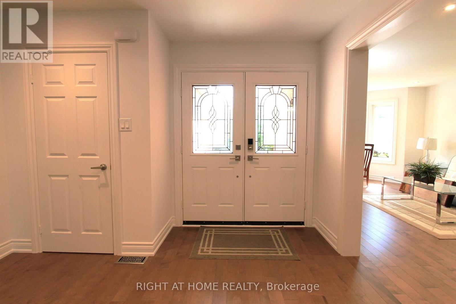 4 Kirkland Court, Richmond Hill, Ontario  L4C 9H3 - Photo 3 - N13758132
