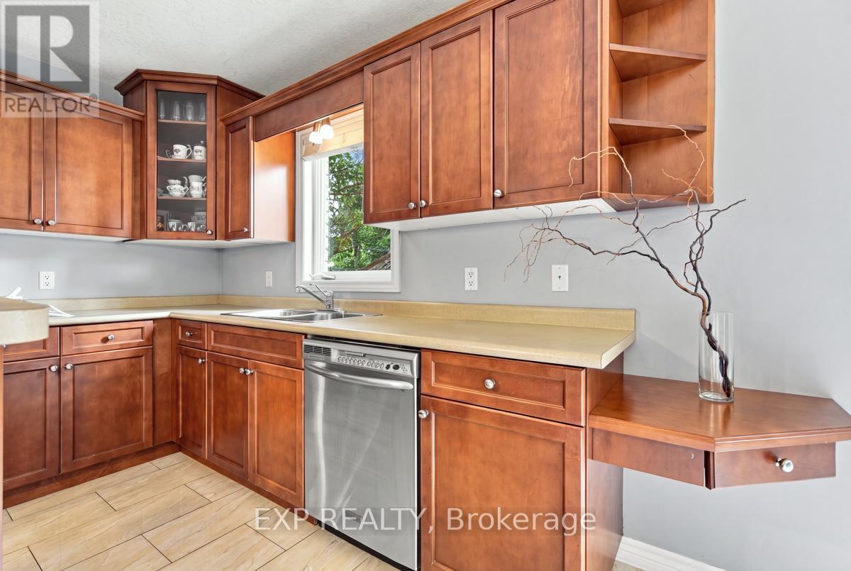 281 Chambers Avenue, London North, Ontario  N5X 4H3 - Photo 8 - X13838144