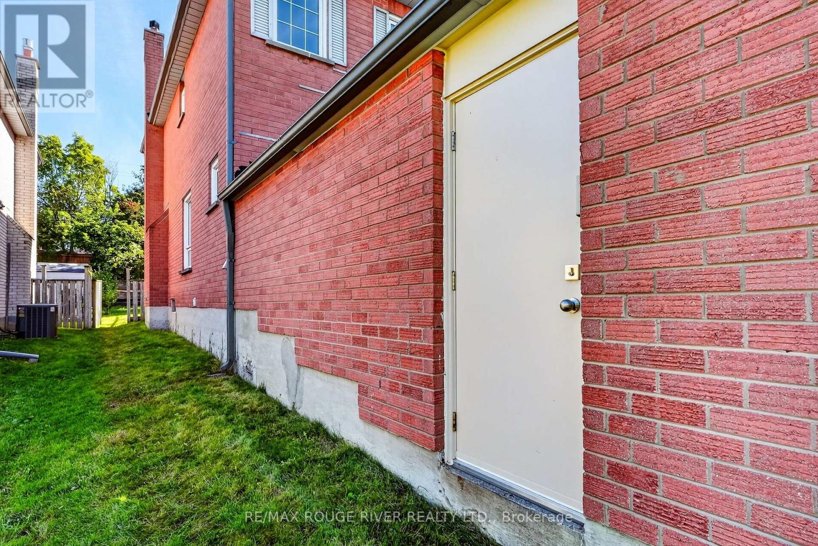 1211 Engel Court, Pickering, Ontario  L1W 3W3 - Photo 7 - E13838126