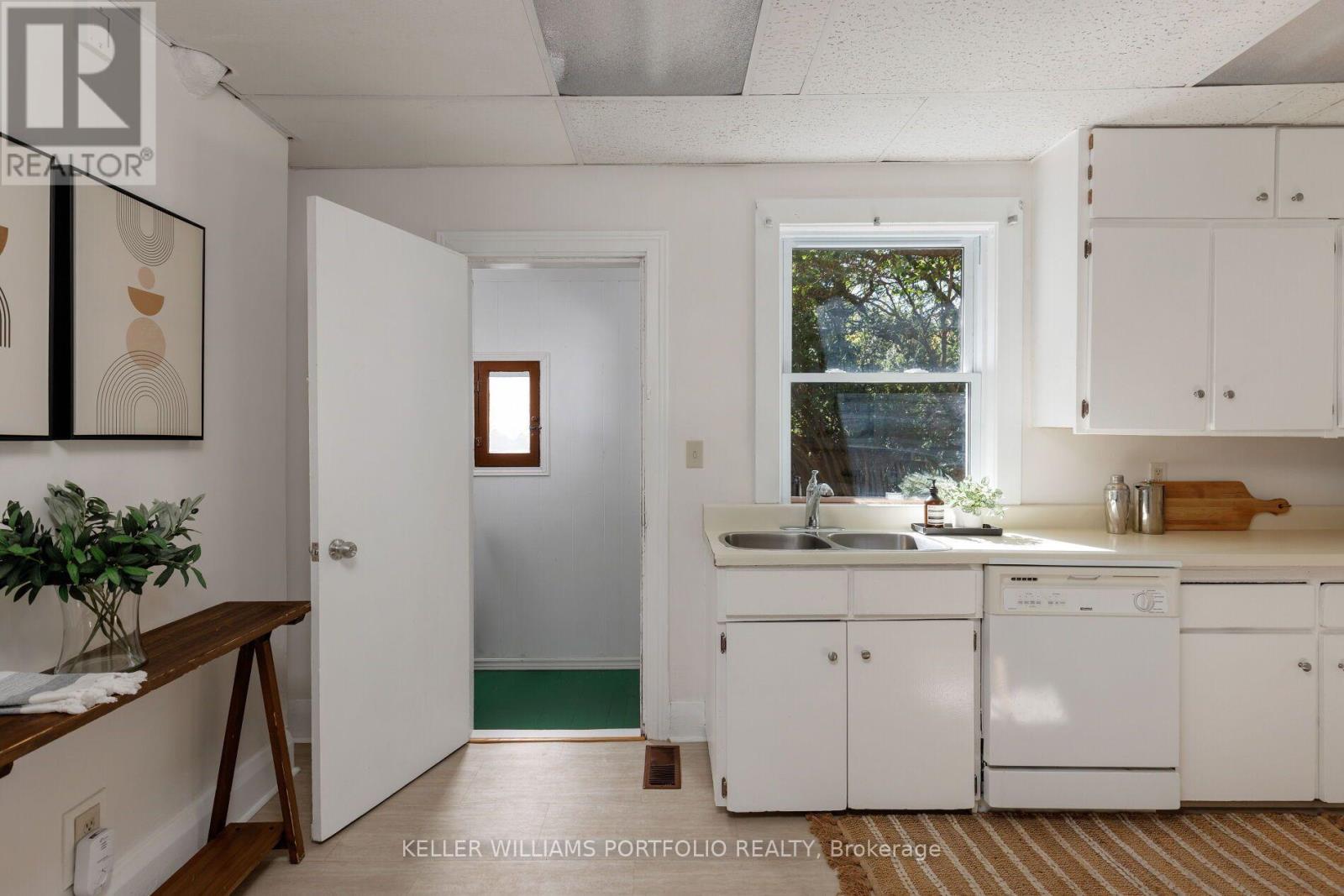 279 Garden Avenue, Toronto, Ontario  M6R 1J4 - Photo 10 - W13838092