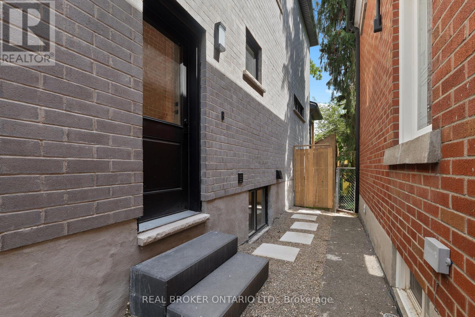 5 Marina Avenue, Toronto, Ontario  M8W 1J8 - Photo 4 - W13422802