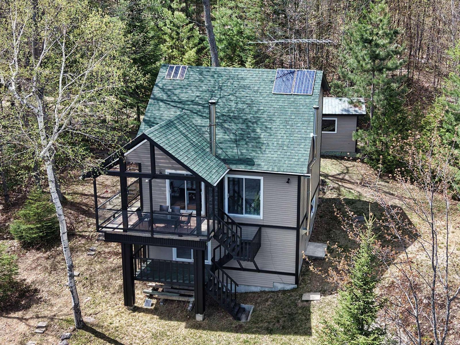22 Ch. du Lac-McGrey Mandeville Quebec Canada J0K1L0 3