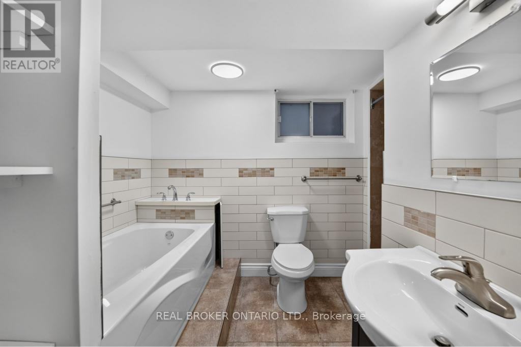 1024 Roosevelt Road, Mississauga (Lakeview), Ontario  L5G 3Y8 - Photo 34 - W13838400