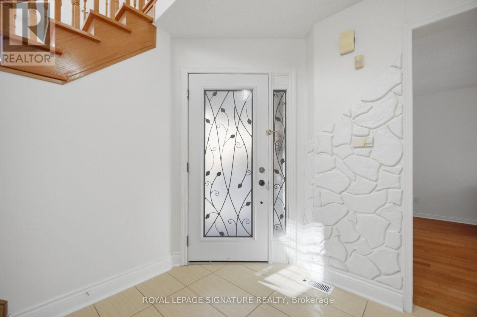 306 Cossack Court, Mississauga, Ontario  L5B 4C2 - Photo 5 - W13838530