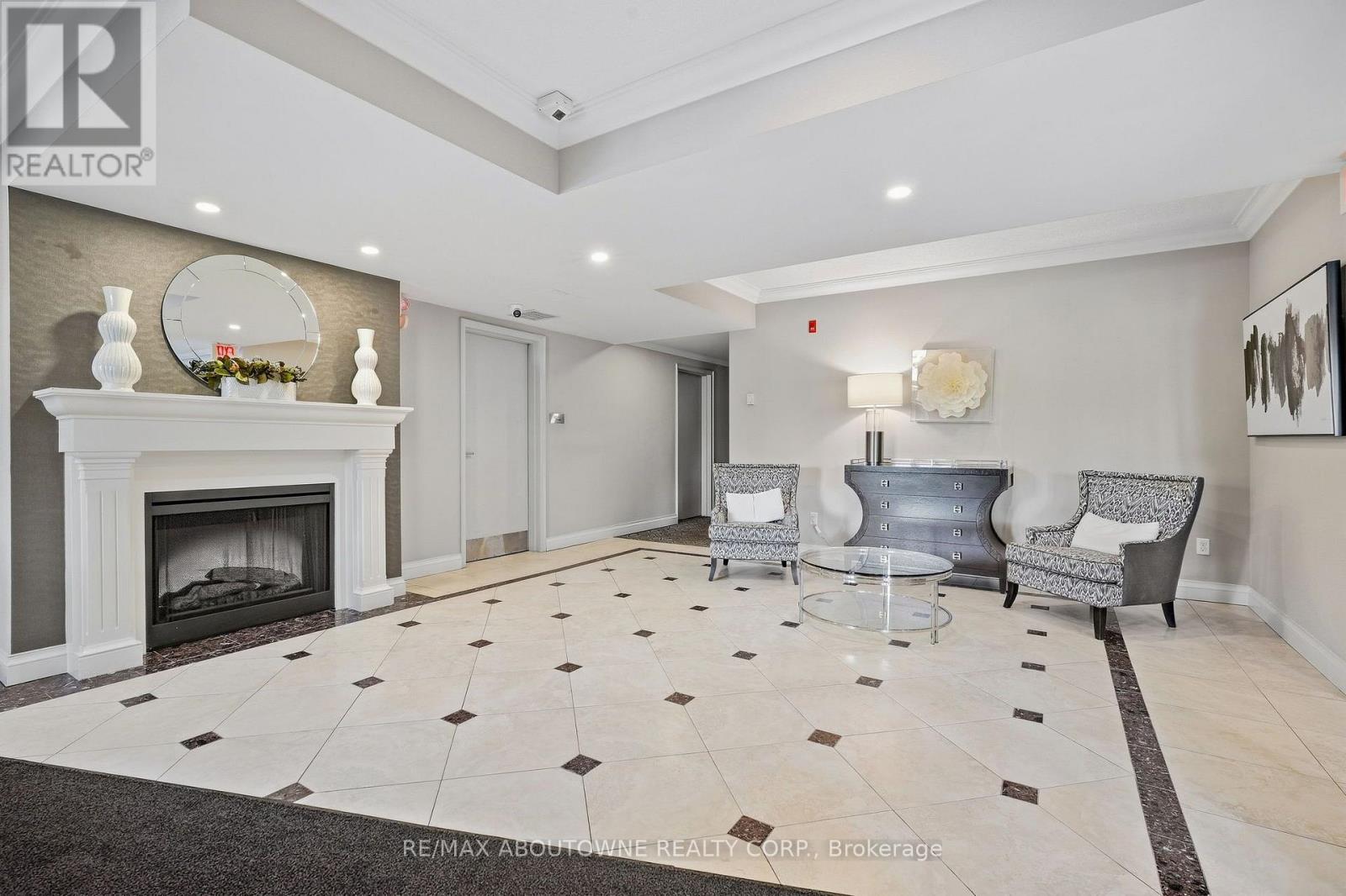 301 - 390 Upper Middle Road, Oakville, Ontario  L6H 0A5 - Photo 3 - W13838648