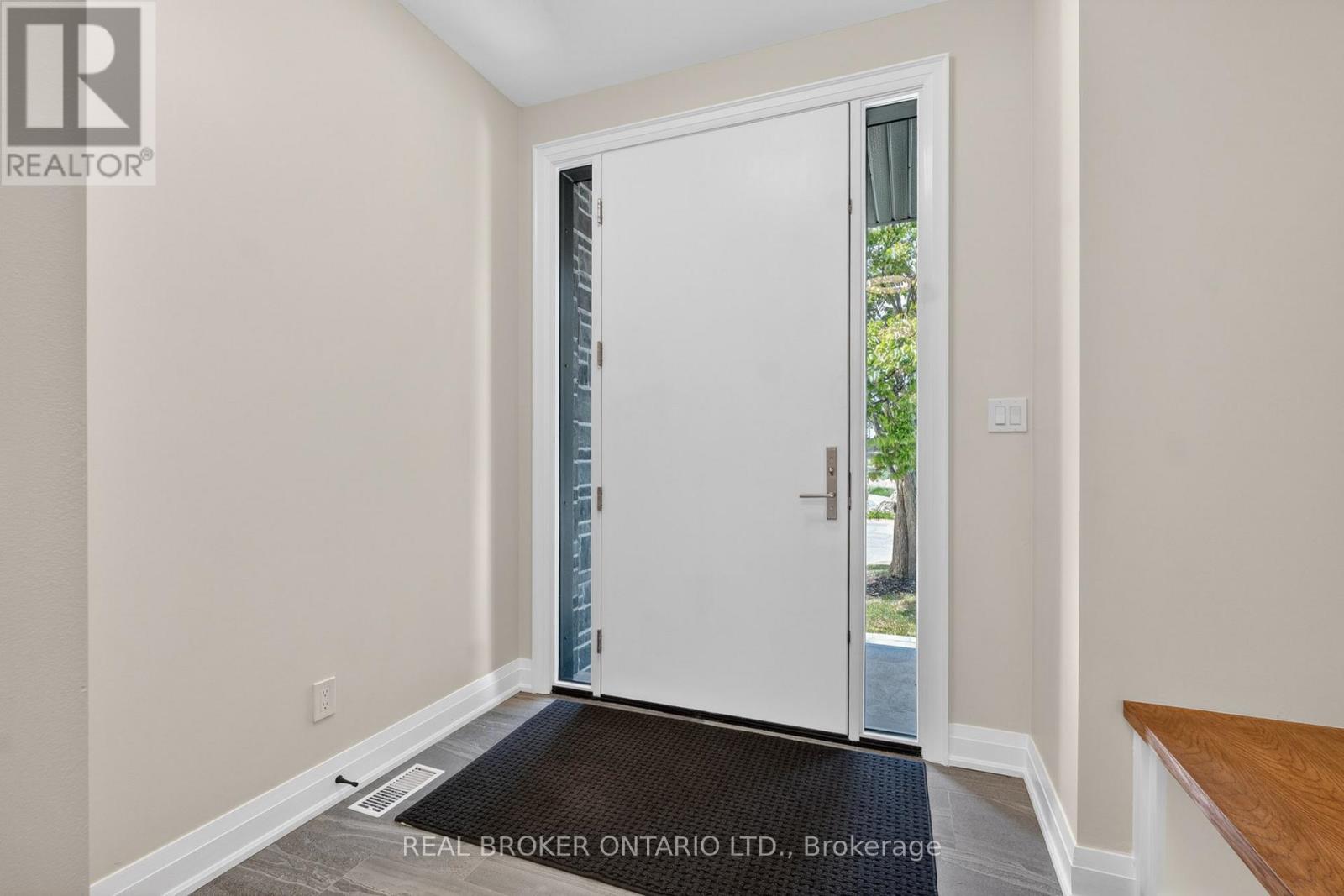5 Marina Avenue, Toronto, Ontario  M8W 1J8 - Photo 5 - W13422802