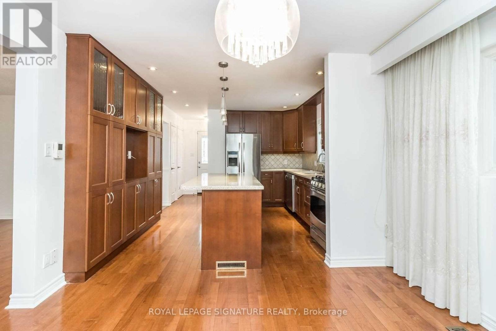UPPER - 19 STARLAKE DRIVE