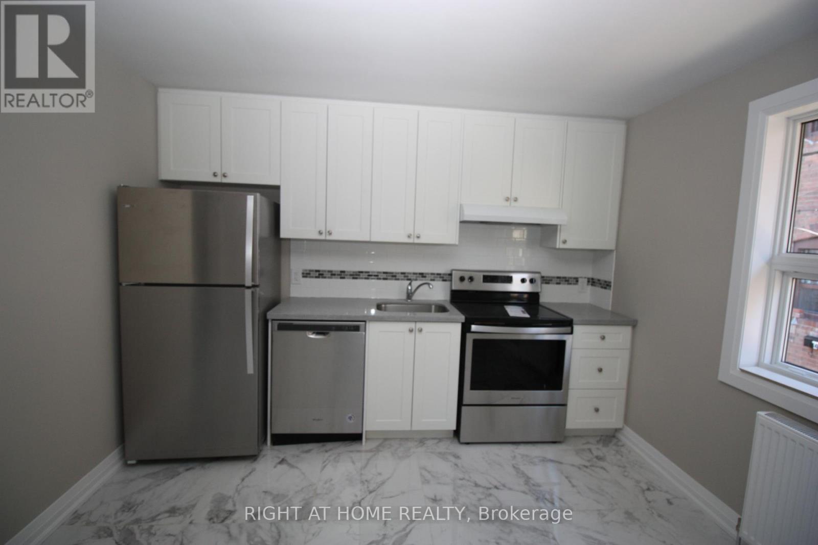 4 - 2 Glen Gordon Road, Toronto, Ontario  M6P 1B8 - Photo 2 - W13839004