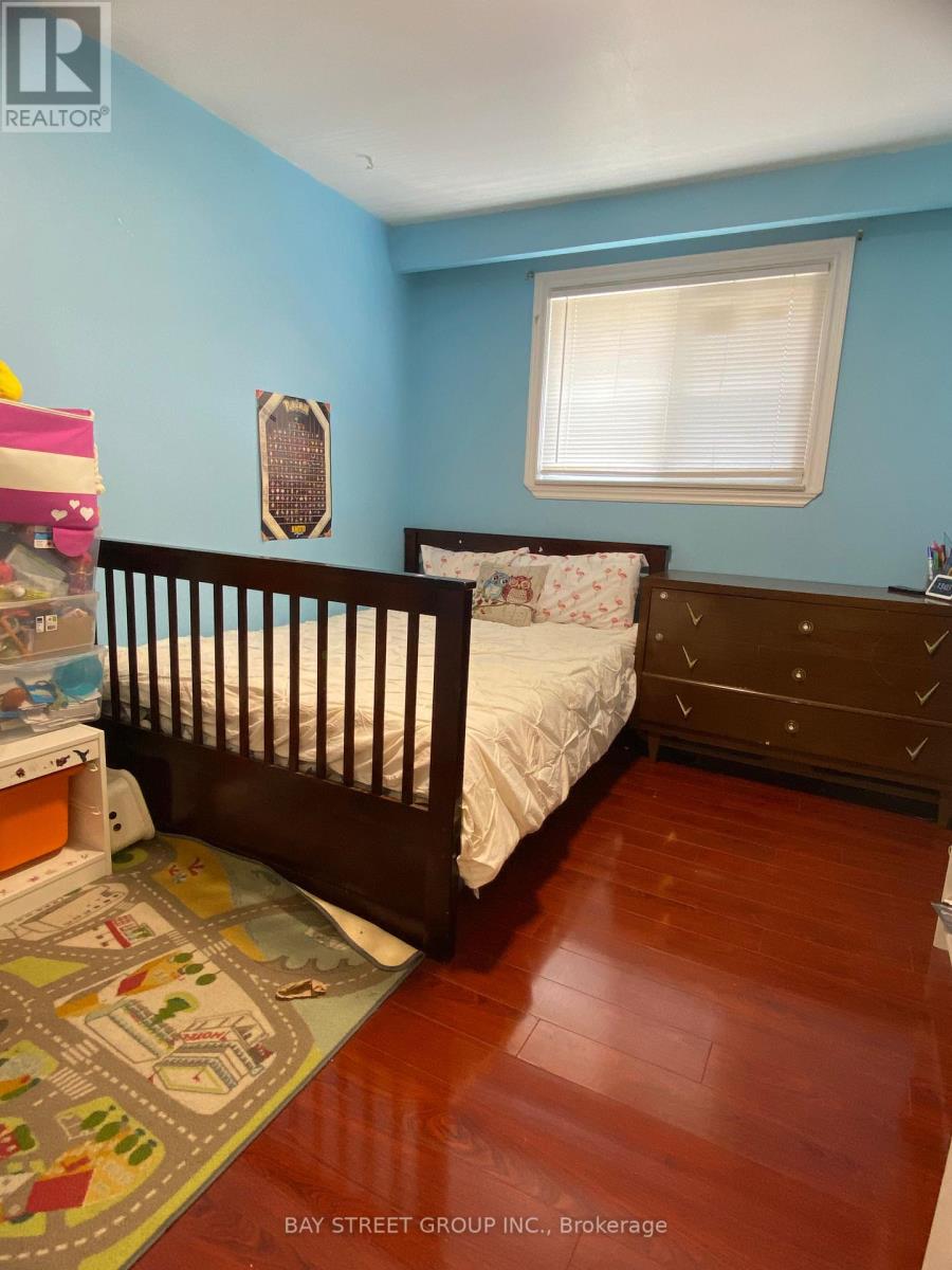 3412 Ellengale Drive, Mississauga, Ontario  L5C 1Z4 - Photo 13 - W13839064