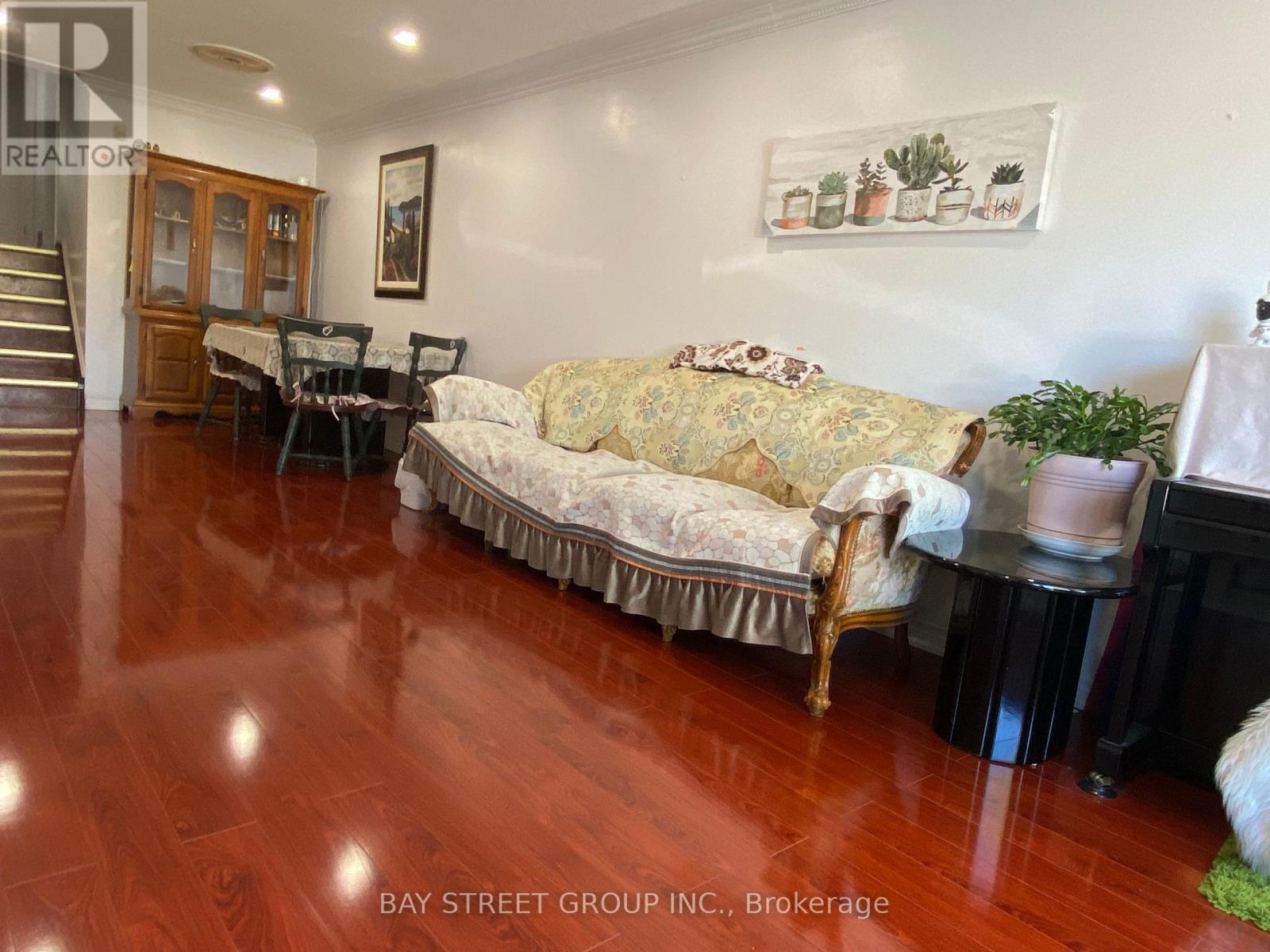 3412 Ellengale Drive, Mississauga, Ontario  L5C 1Z4 - Photo 2 - W13839064