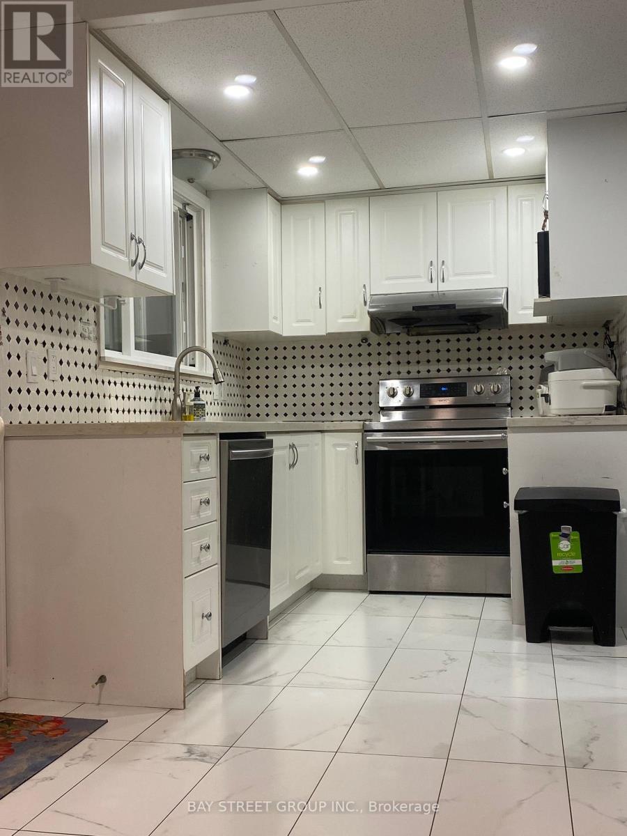 3412 Ellengale Drive, Mississauga, Ontario  L5C 1Z4 - Photo 4 - W13839064