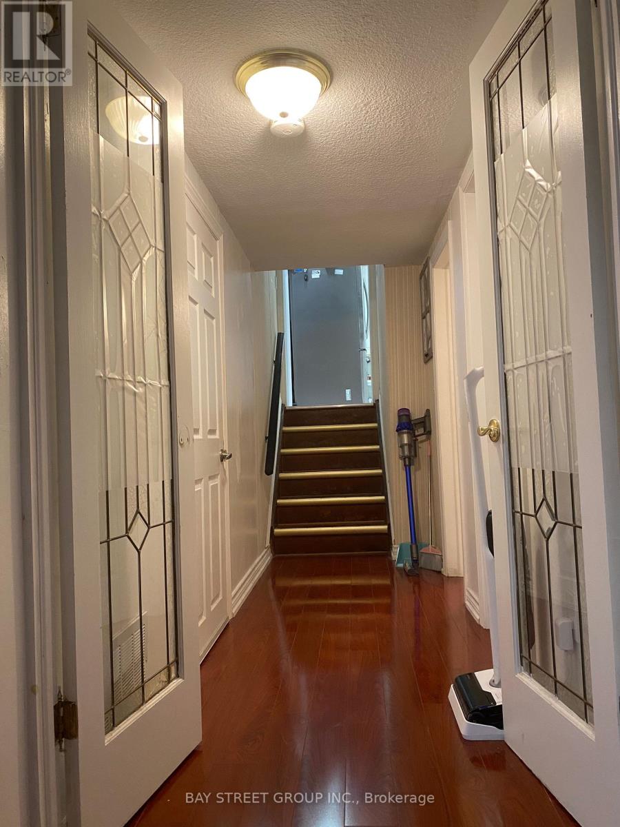 3412 Ellengale Drive, Mississauga, Ontario  L5C 1Z4 - Photo 5 - W13839064