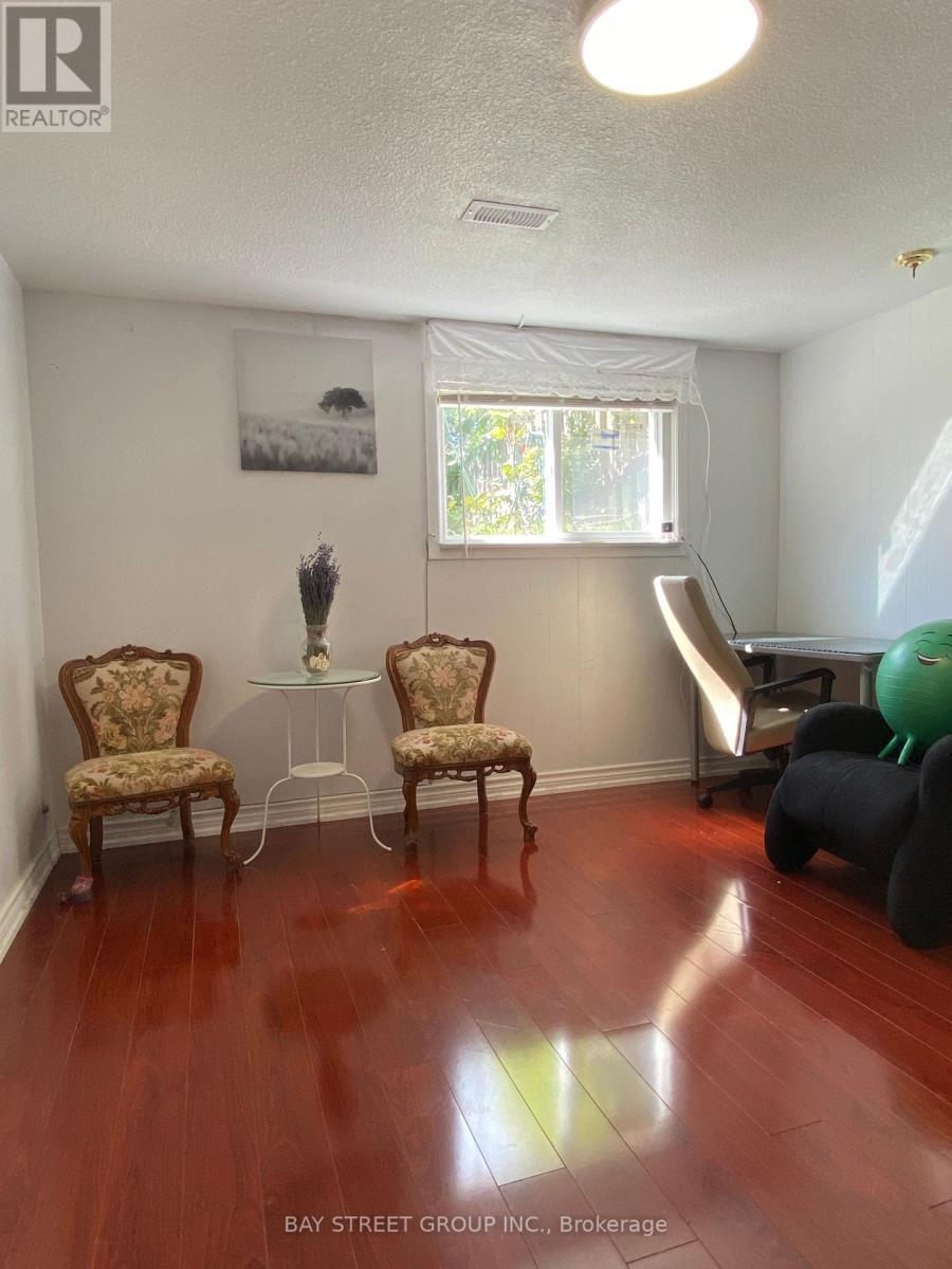 3412 Ellengale Drive, Mississauga, Ontario  L5C 1Z4 - Photo 6 - W13839064