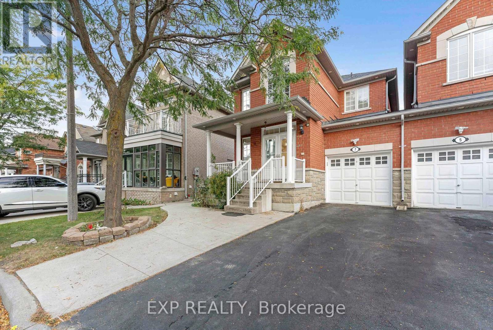 7 Overture Lane, Brampton, Ontario  L6S 6H9 - Photo 2 - W13839082