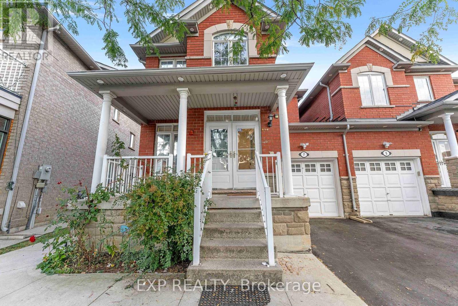 7 Overture Lane, Brampton, Ontario  L6S 6H9 - Photo 3 - W13839082