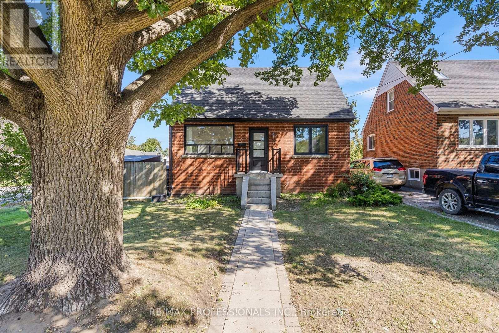 27 BRAWLEY AVENUE, Toronto, Ontario