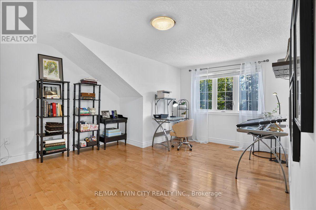 147 Reiber Court, Waterloo, Ontario  N2L 6N2 - Photo 34 - X13838956