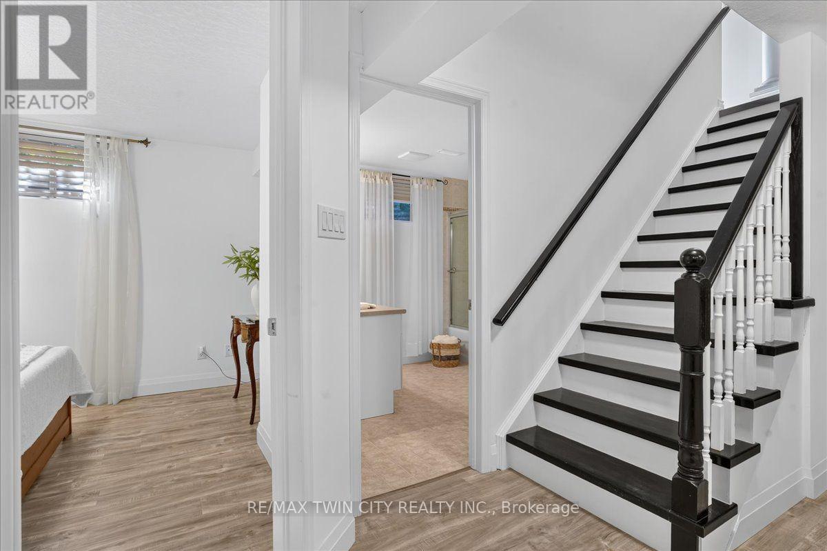 147 Reiber Court, Waterloo, Ontario  N2L 6N2 - Photo 37 - X13838956