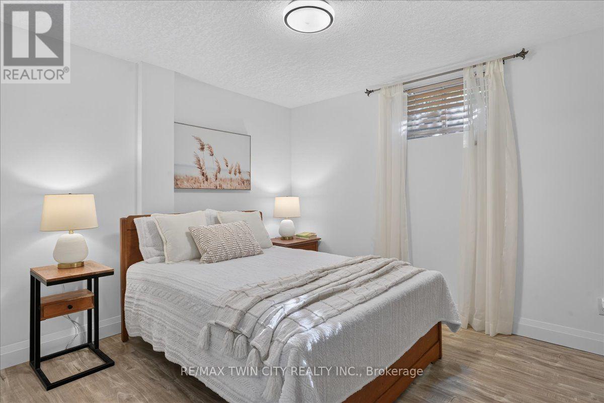 147 Reiber Court, Waterloo, Ontario  N2L 6N2 - Photo 41 - X13838956
