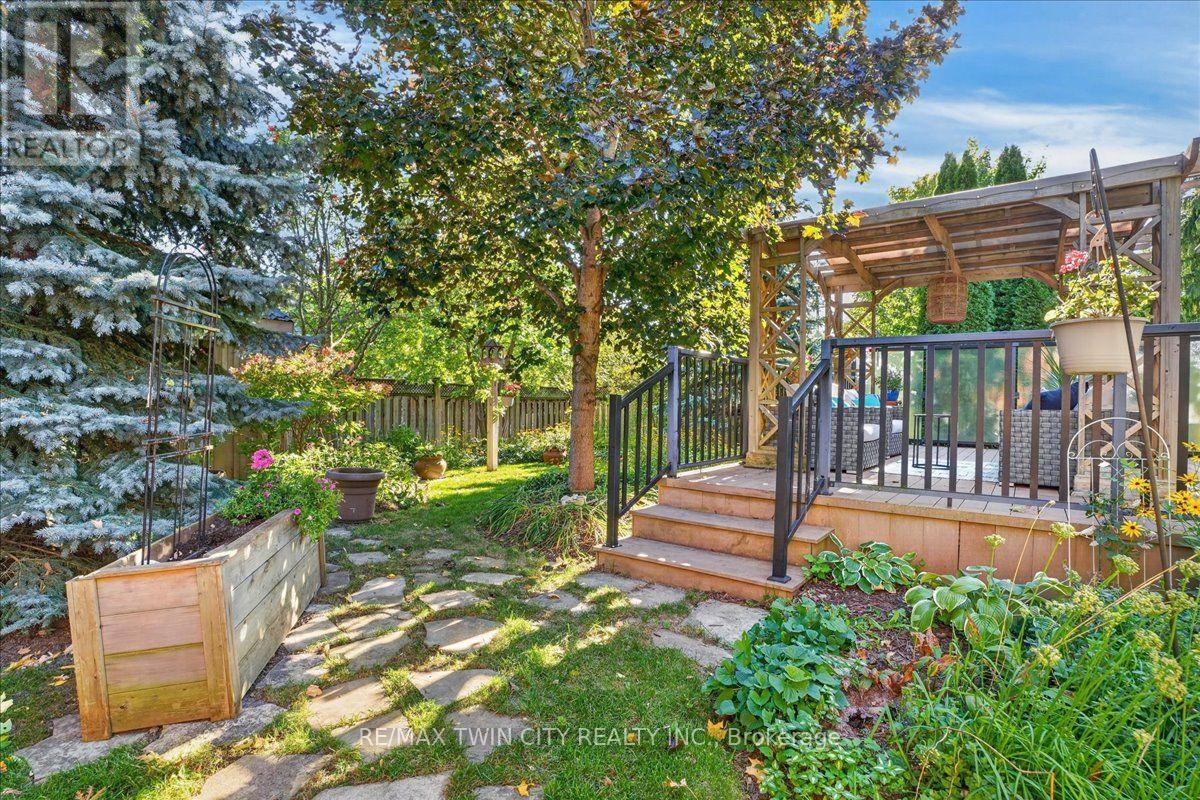 147 Reiber Court, Waterloo, Ontario  N2L 6N2 - Photo 47 - X13838956