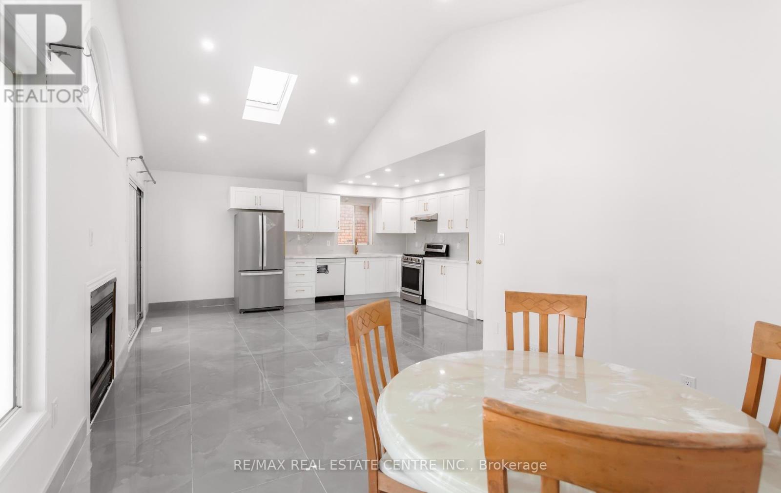 Upper - 2874 Gardenview Crescent, Mississauga, Ontario  L5M 5T4 - Photo 14 - W13839268