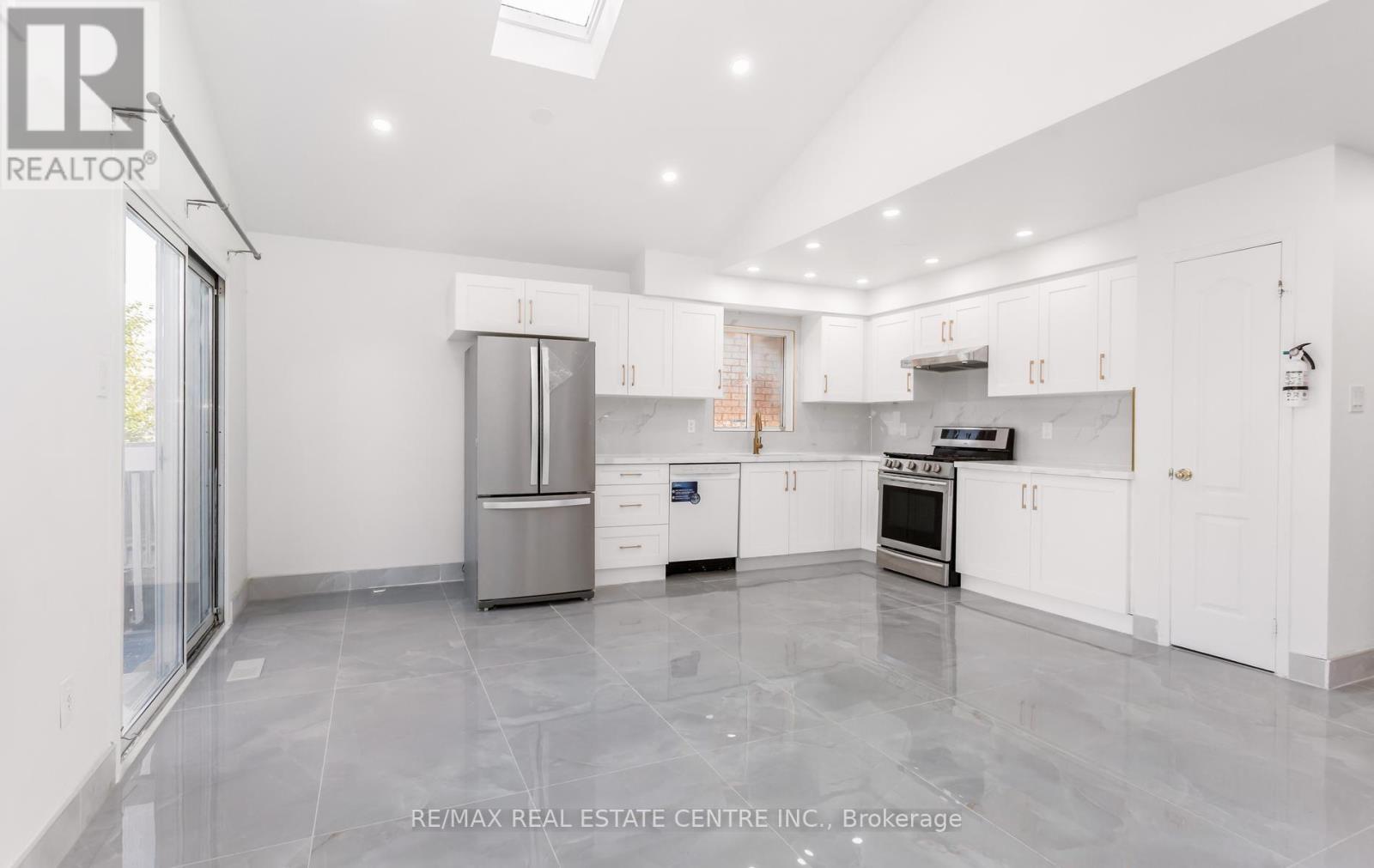 Upper - 2874 Gardenview Crescent, Mississauga, Ontario  L5M 5T4 - Photo 17 - W13839268